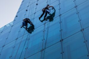 alpinistyczne mycie okien