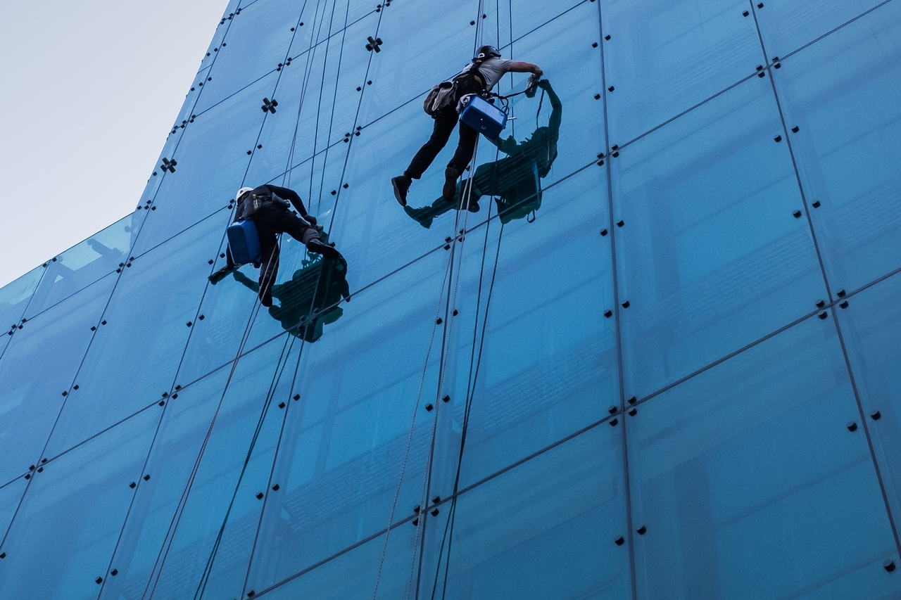 alpinistyczne mycie okien